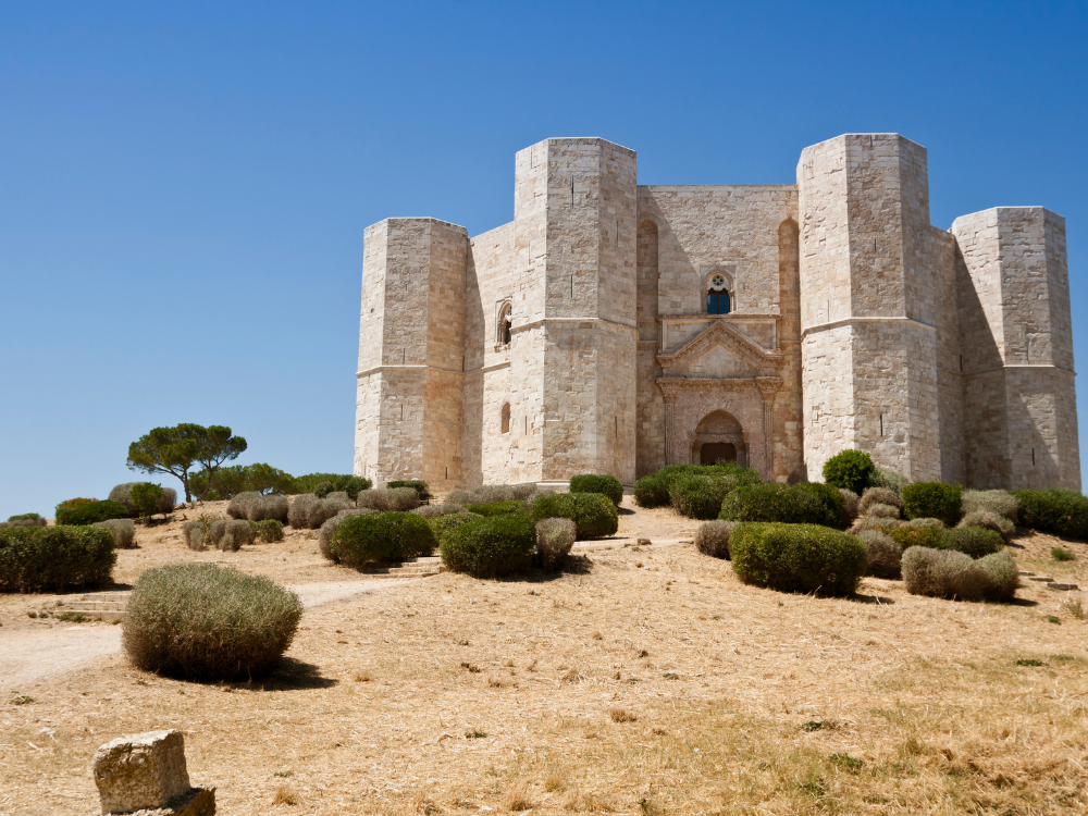 L'imponente Castel del Monte a pianta ottagonale