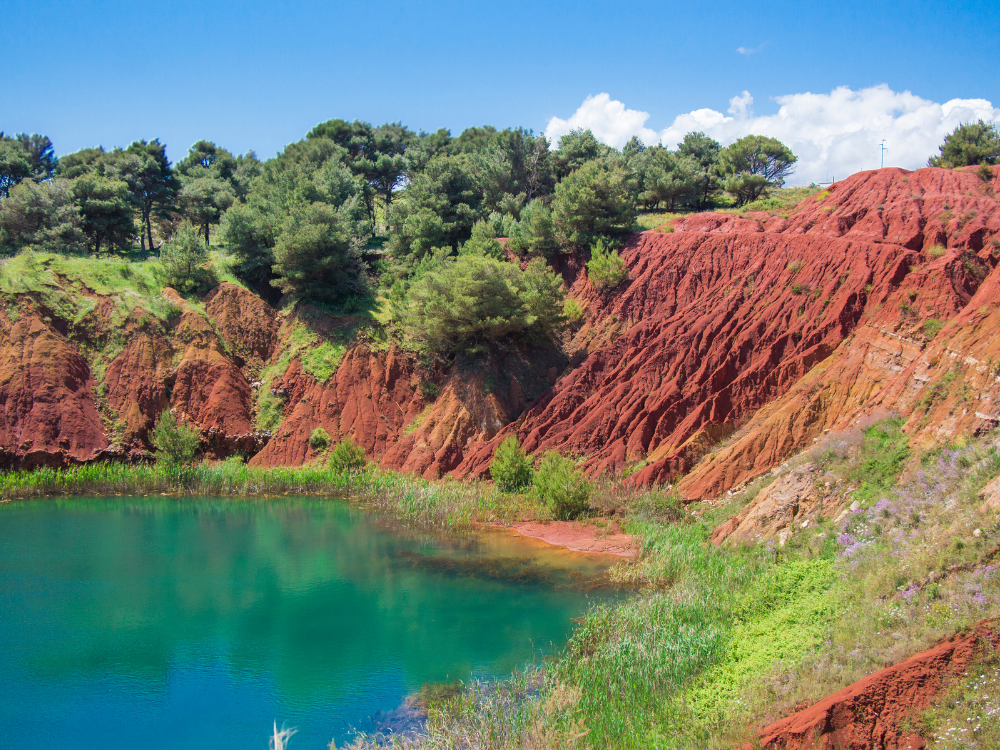 Il rosso e il verde smeraldo della Cava di Bauxite